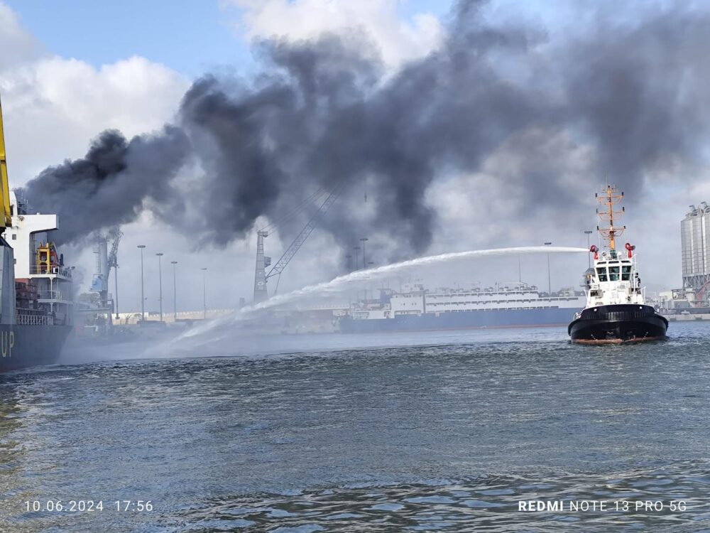 שריפת באוניה (צילום: תעבורה ימית חיפה)