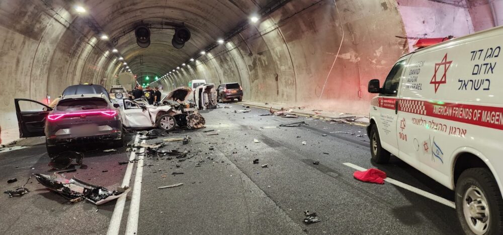 תאונה קשה - מכוניות מרוסקות במנהרות חוצה צפון (יוקנעם) (צילום: מד"א)