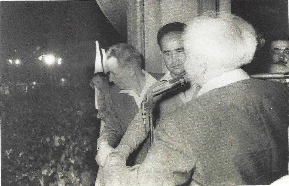 בן גוריון, שמעון פרס ואבא חושי במרפסת קולנוע "הדר" (יולי 1959) • אוסף משה ורטמן • צילום: אוסקר טאובר