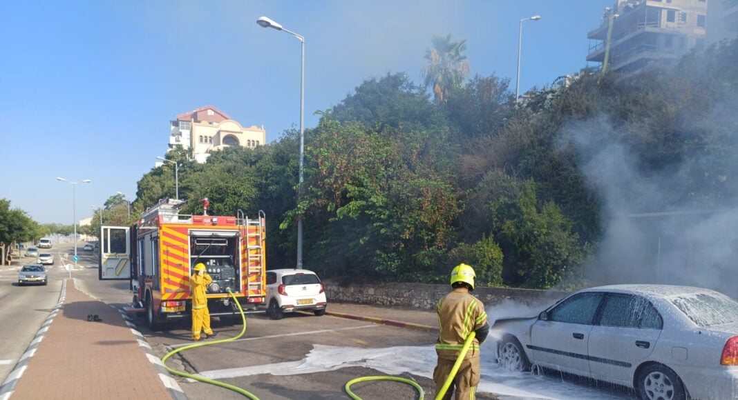 כיבוי רכב בוער בשכונת נווה שאנן בחיפה (צילום: כבאות והצלה)