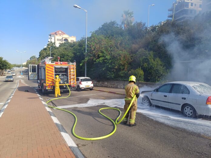 כיבוי רכב בוער בשכונת נווה שאנן בחיפה (צילום: כבאות והצלה)