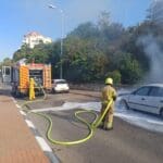 כיבוי רכב בוער בשכונת נווה שאנן בחיפה (צילום: כבאות והצלה)