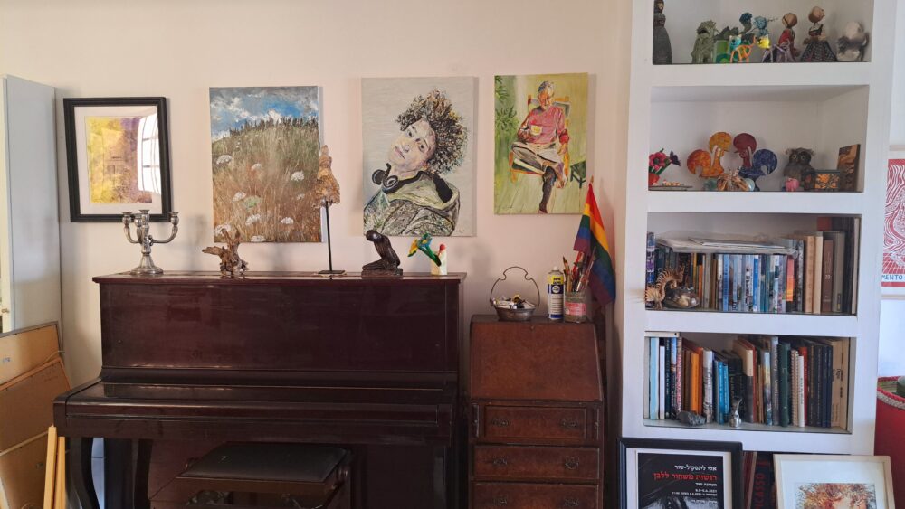 בבית אלי לינסקיל שור - פסנתר, ספרים, עיטורים וציורים (צילום: רחלי אורבך)