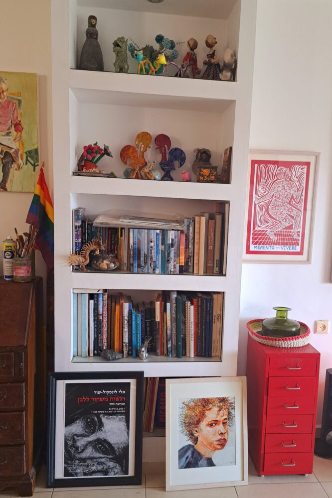 בבית אלי לינסקיל שור - ספרים, עיטורים וציורים בחדר המגורים (צילום: רחלי אורבך)