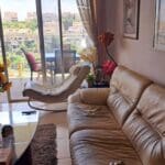 בבית אלי לינסקיל שור – חלל המגורים ומבט אל החוץ (צילום: רחלי אורבך)