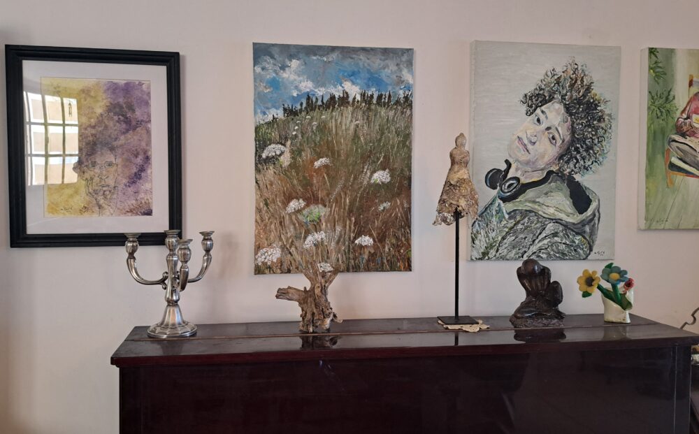 בבית אלי לינסקיל שור - פמוטי הכסף וציורים (צילום: רחלי אורבך)