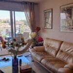בבית אלי לינסקיל שור – מבט מחלל המגורים אל המרפסת (צילום: רחלי אורבך)
