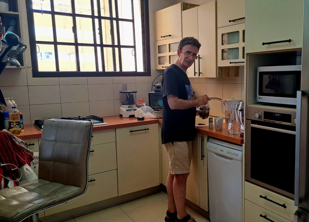 אלי לינסקיל שור - במטבח: לב הבית (צילום: רחלי אורבך)