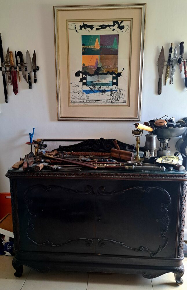 בבית אלי לינסקיל שור - שידת ה"ממוטה" בחדרו של אסף וציורו של יגאל תומרקין (צילום: רחלי אורבך)