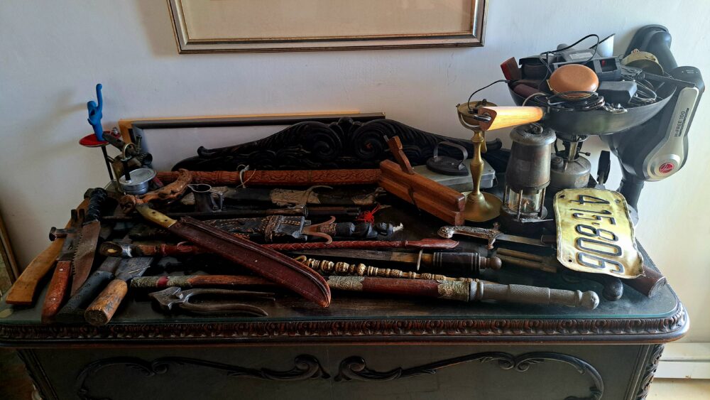 בבית אלי לינסקיל שור - שידת ה"ממוטה" בחדרו של אסף ועליה אוסף כלי ברזל (צילום: רחלי אורבך)