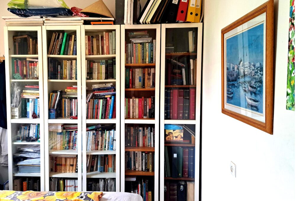 בבית אלי לינסקיל שור - הספרייה עמוסת הספרים (צילום: רחלי אורבך)