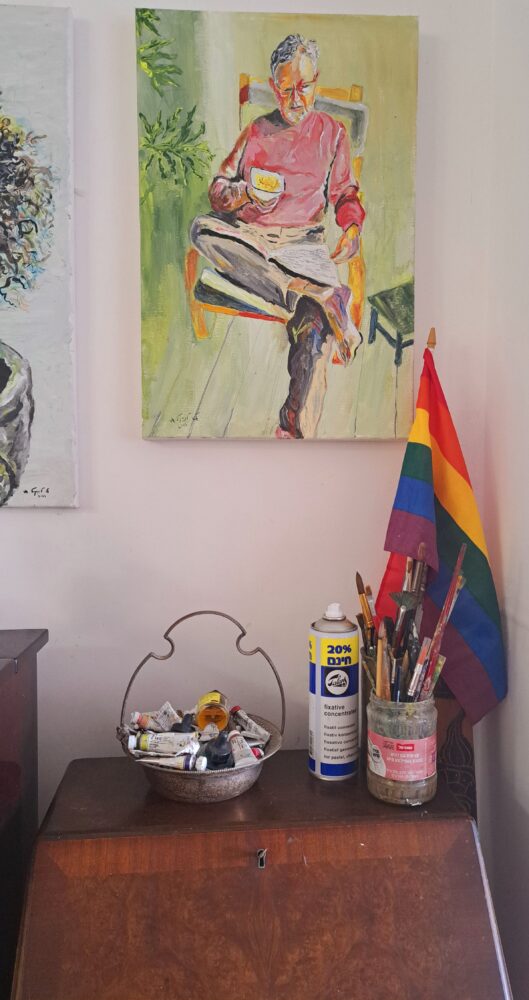 אלי לינסקיל שור- מעל לסקרטר הציור "אורי בבית"(צילום: רחלי אורבך)