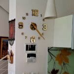 בבית דב פוקס – שעון, שאיננו שעון החול…  (צילום: רחלי אורבך)