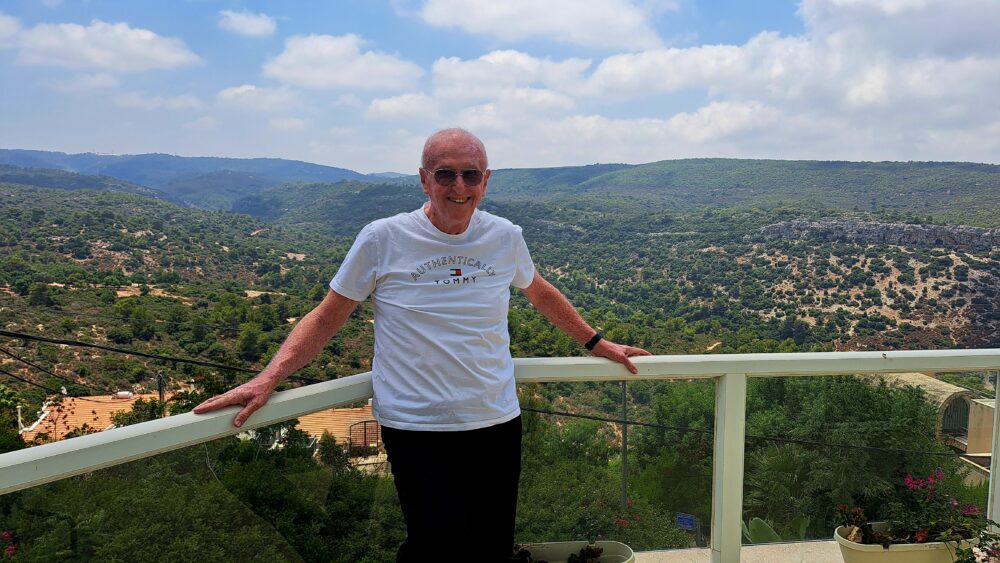 דב פוקס - במרפסת ביתו: נוף ההר הירוק תמיד (צילום: רחלי אורבך)