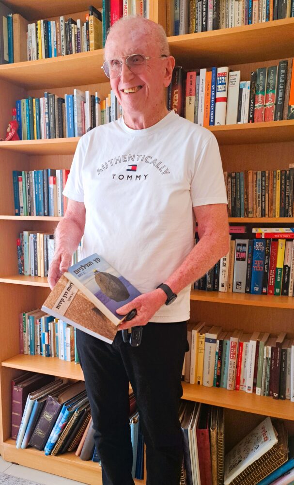 דב פוקס - עם ספרו 'קץ המילניום' וספרו 'לראות דרך קירות' (צילום: רחלי אורבך)