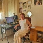 לאה פוקס – הרעייה בחדר עבודתה: במחשבה נרקם ספר חדש (צילום: רחלי אורבך)