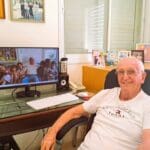 דב פוקס –  בחדר עבודתו: המחשב ובני המשפחה (צילום: רחלי אורבך)