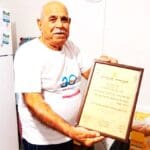 כמאל יוסף עם תעודת הוקרה (אחת מיני רבות) על קידום מערכת החינוך בחיפה (צילום: רחלי אורבך)