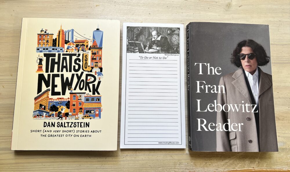 הספר "זה כל כך ניו יורק" יחד עם עוד מזכרות מחנות הספרייה. (צילום: לילי מילת)