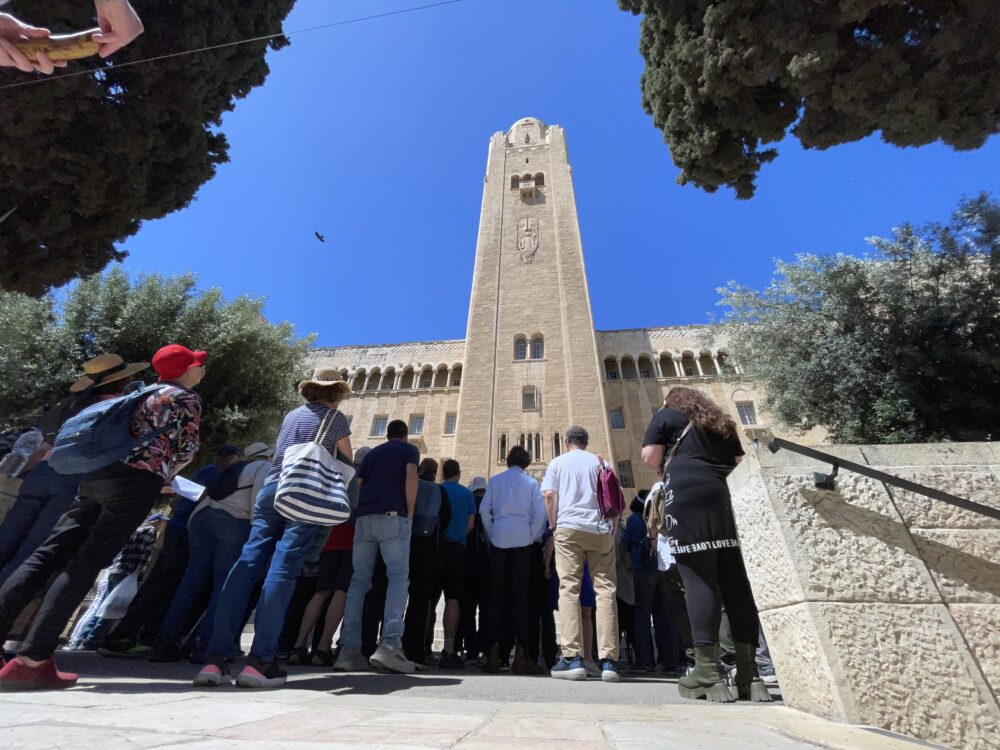 סיור במתחם ימק"א - הקהל מקשיב להסברים - בתים פתוחים בירושלים - 5/4/24 (צילום: ירון כרמי)