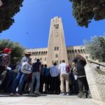 סיור במתחם ימק"א – הקהל מקשיב להסברים – בתים פתוחים בירושלים – 5/4/24 (צילום: ירון כרמי)