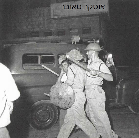 שוטרים נערכים בוואדי (21.7.1959) • צילום:אוסקר טאובר (*)