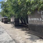 דוכנית סגורים – צולם בשבת – מצב חזית הים העירונית בטבריה החרדית – אפריל 2023 (צילום: ירון כרמי – חי פה-TV)