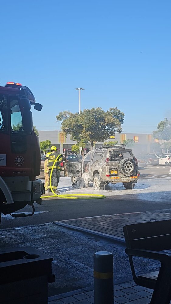 רכב עולה באש (צילום: כריסתין מלשה)