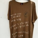 חולצה לזכרו של רס"ן דביר פימה ז"ל – אוהל הנצחה לאוהדי מכבי חיפה (צילום: מרום בן-אריה)