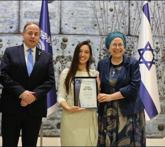 מצטיינת נשיא המדינה בשירות הלאומי: הילה שינדלר, בוגרת אולפנת אמית חיפה (צילום: רשות השירות הלאומי אזרחי)