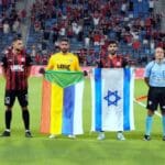שחקני הפועל חיפה ערכו דקת דומיה לזיכרם של 12 הילדים שנרצחו במג'דל שאמס (צילום: ארז וקנין – הפועל חיפה)