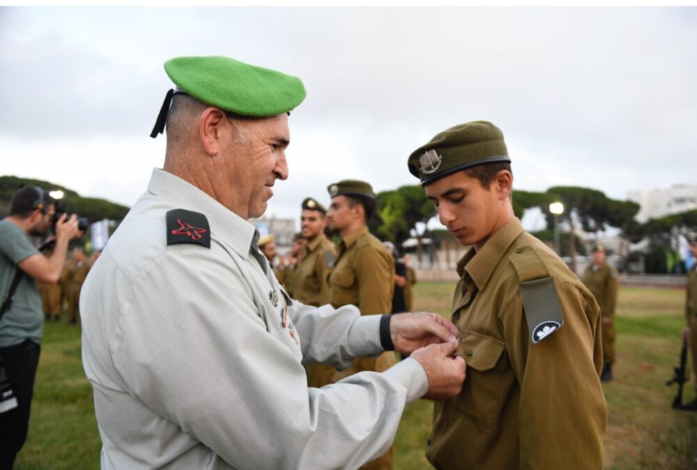 מפקד הפנימייה הצבאית תת אלוף במיל' ערן מקוב בטקס (צילום: רון מונק)
