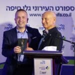 קליין נושא דברים עם שחף, יו"ר הכלכלית לחיפה (צילום: ראובן כהן)