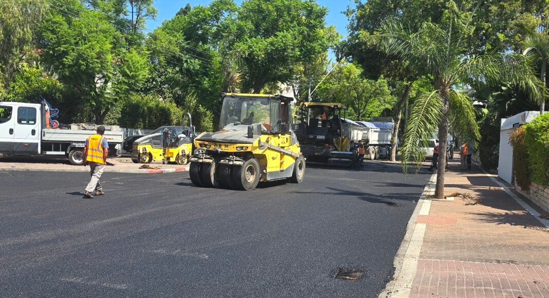 עבודות ריבוד וסלילת כבישים באזורים הוותיקים בקריית ביאליק בעיצומן (צילום: קריית ביאליק)