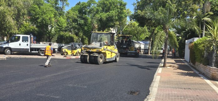 עבודות ריבוד וסלילת כבישים באזורים הוותיקים בקריית ביאליק בעיצומן (צילום: קריית ביאליק)