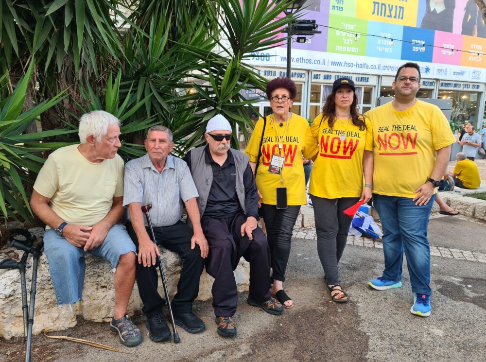 נכי צה"ל מהמגזר הדרוזי עם כמה ממתנדבי המטה החיפאי למען החטופים (צילום יעל הורוביץ) 