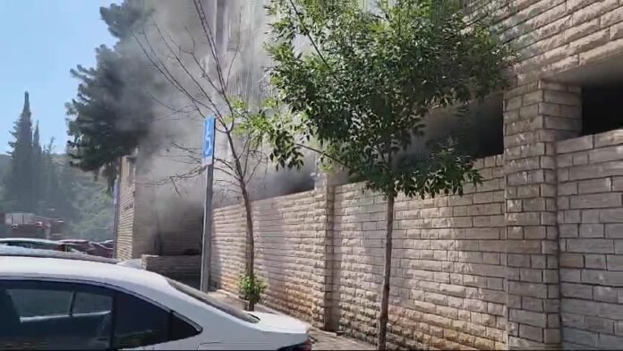 ארון חשמל עלה באש במבנה רב קומות בחיפה (צילום: כבאות והצלה)
