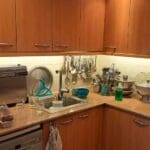 בבית צבי ועליזה שקולניק – כלים במטבח הבית (צילום: רחלי אורבך)