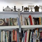 בבית עליזה וצבי שקולניק – אוסף החנוכיות (צילום: רחלי אורבך)