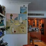 בבית עליזה וצבי שקולניק – הציור 'על שולחן האוכל' ומבט אל המטבח (צילום: רחלי אורבך)