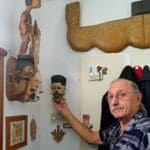 צבי שקולניק – לצד מסכה הפוערת פיה (צילום: רחלי אורבך)