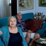 עליזה וצבי שקולניק – ב"חלקת אלוהים הקטנה" בבניין אלמוג, וברוח הבית בבת גלים (צילום: רחלי אורבך)