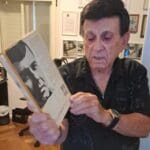 אפי נצר – בביתו (צילום: רחלי אורבך)