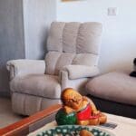 בבית גבי זהר – בודהה והפינה בעלת כורסת טלוויזיה (צילום: רחלי אורבך)