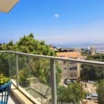 בבית גבי זהר – המרפסת אשר אל הנוף הפתוח (צילום: רחלי אורבך)