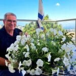 גבי זהר – חיוך ופרחים, מול נוף מפרץ חיפה (צילום: רחלי אורבך)