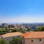 בבית גבי זהר – מבט אל נוף עיר ההר והים (צילום: רחלי אורבך)