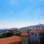 בבית גבי זהר – מבט אל הנוף ומגדל האוניברסיטה (צילום: רחלי אורבך)