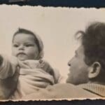 גבי זהר – תמונה מתוך האלבום: כתינוק בזרועות אביו (צילום: רחלי אורבך)