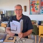 גבי זהר – בפינת ה"אי" עם שלושה מספריו (צילום: רחלי אורבך)